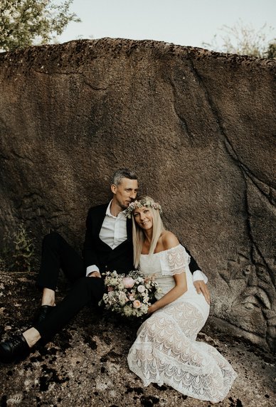 Brudepar ved klippesten i Nordic Park Græsted
